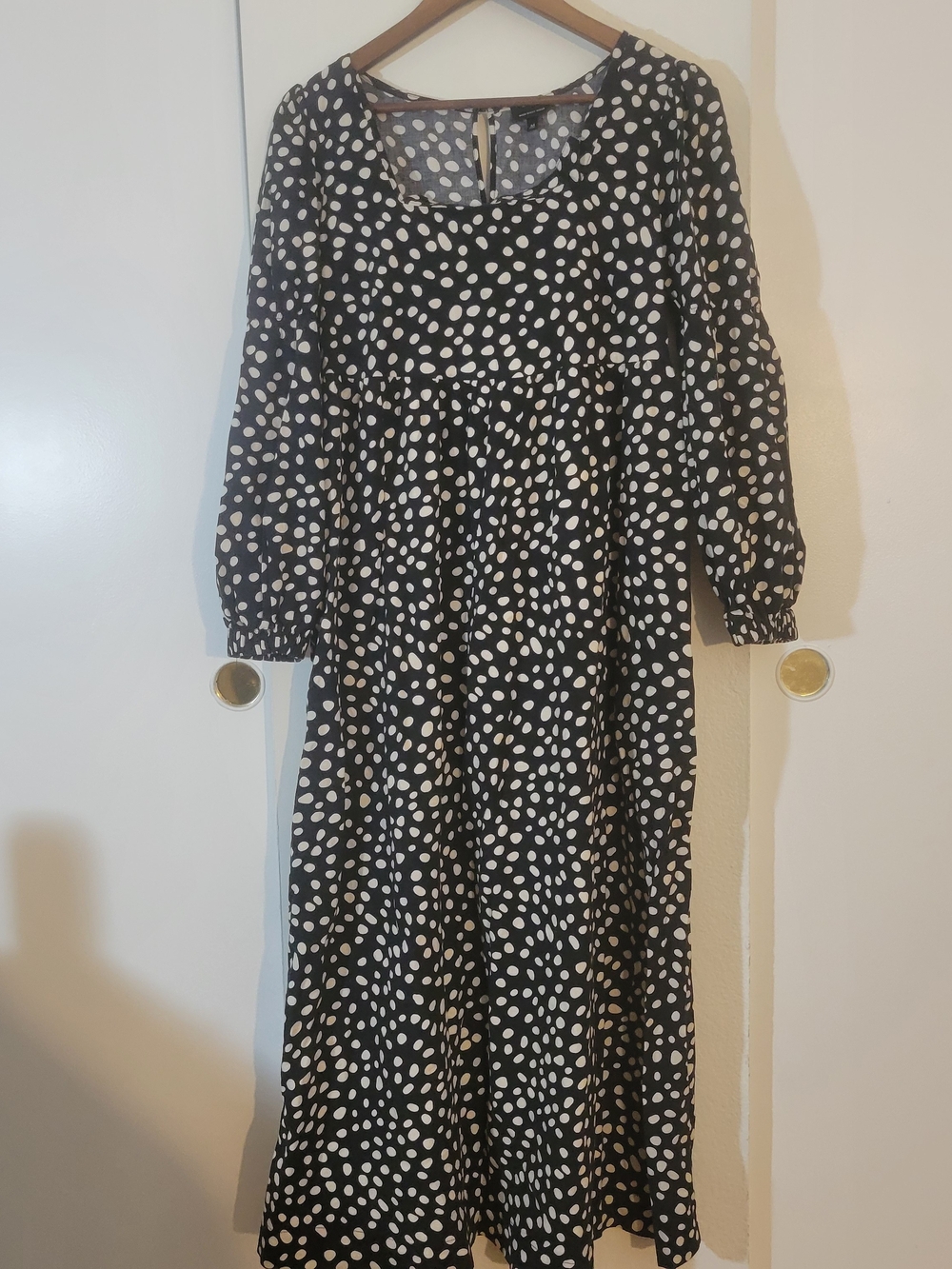Who What Wear Women’s Black & White Polka Dot Midi Dress With Pockets.